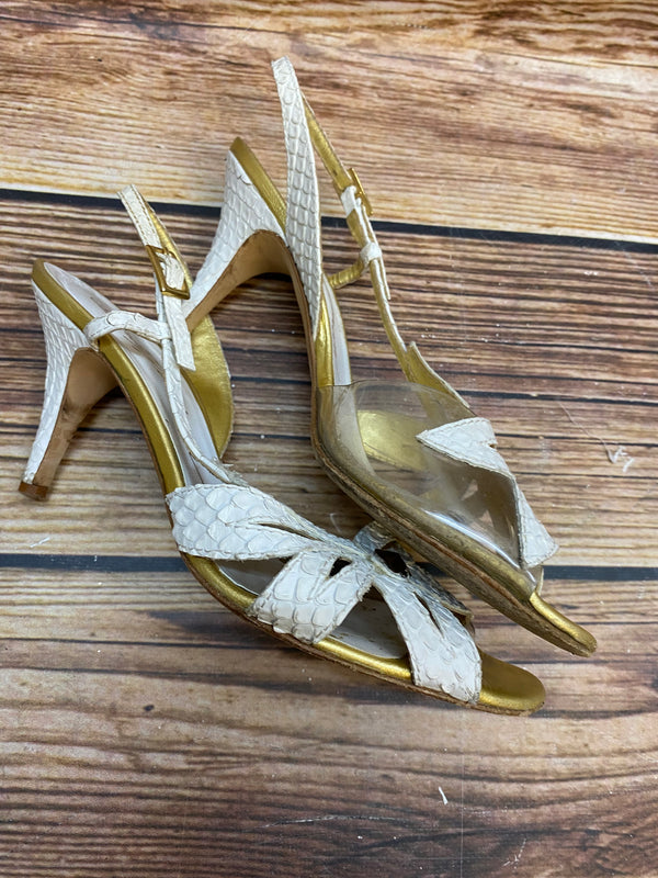 „Elegante Vintage Sandaletten Damen mit Absatz und floralem Detail“