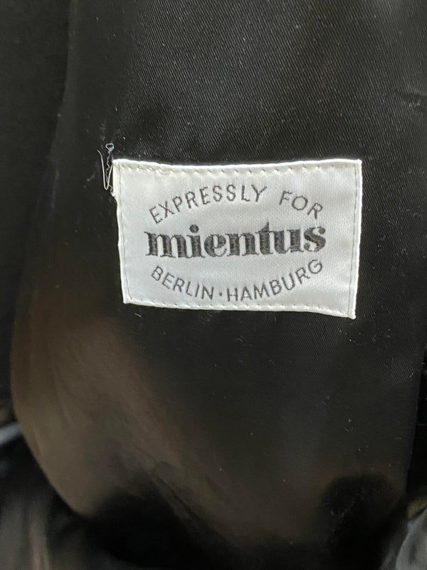 „Innenetikett Mientus Berlin Hamburg im schwarzen Futter des Vintage-Mantels“