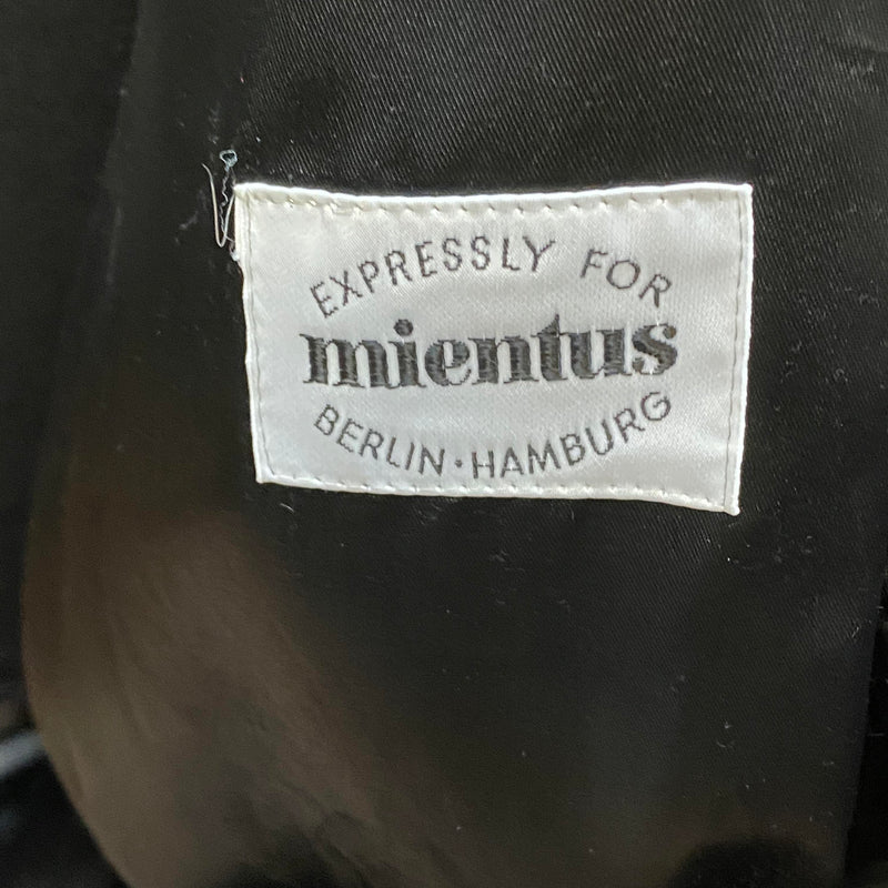 „Innenetikett Mientus Berlin Hamburg im schwarzen Futter des Vintage-Mantels“