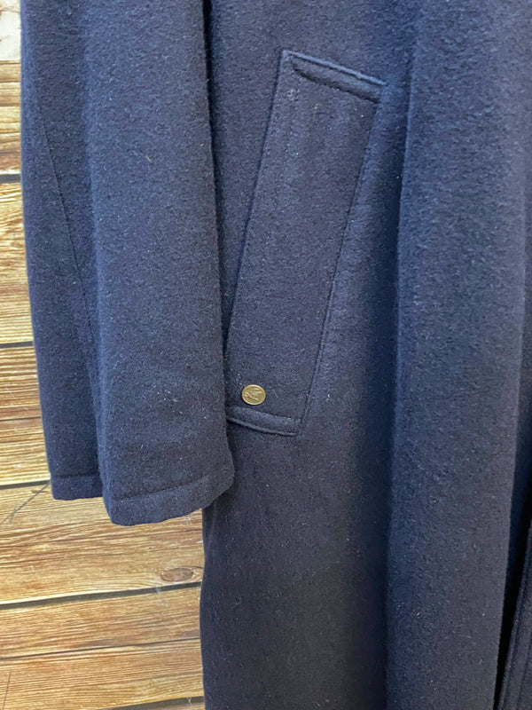 „Detailansicht der Tasche mit Knopf am navyblauen Schurwollmantel“