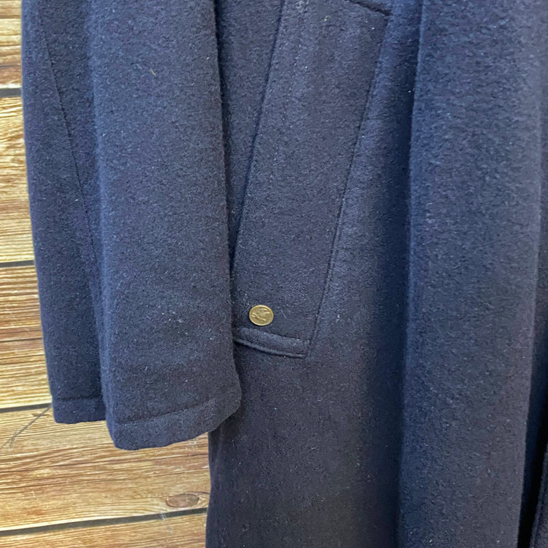 „Detailansicht der Tasche mit Knopf am navyblauen Schurwollmantel“