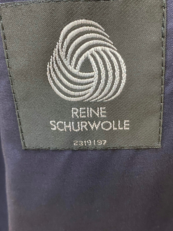 „Label Reine Schurwolle im Innenfutter des Vintage-Mantels“