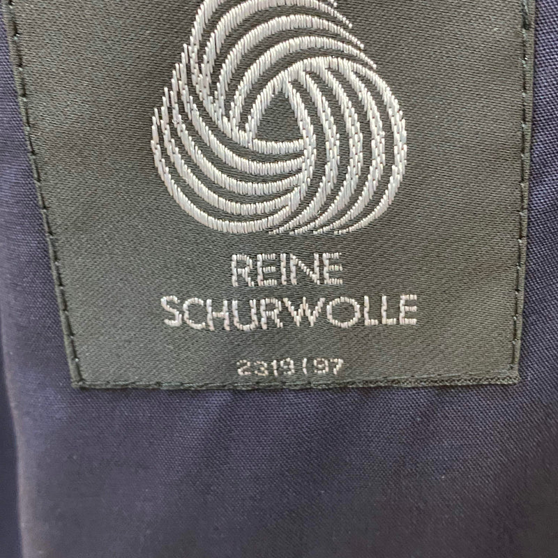 „Label Reine Schurwolle im Innenfutter des Vintage-Mantels“