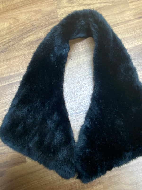 Schwarze Fellstola flach liegend – weicher, dichter Flor