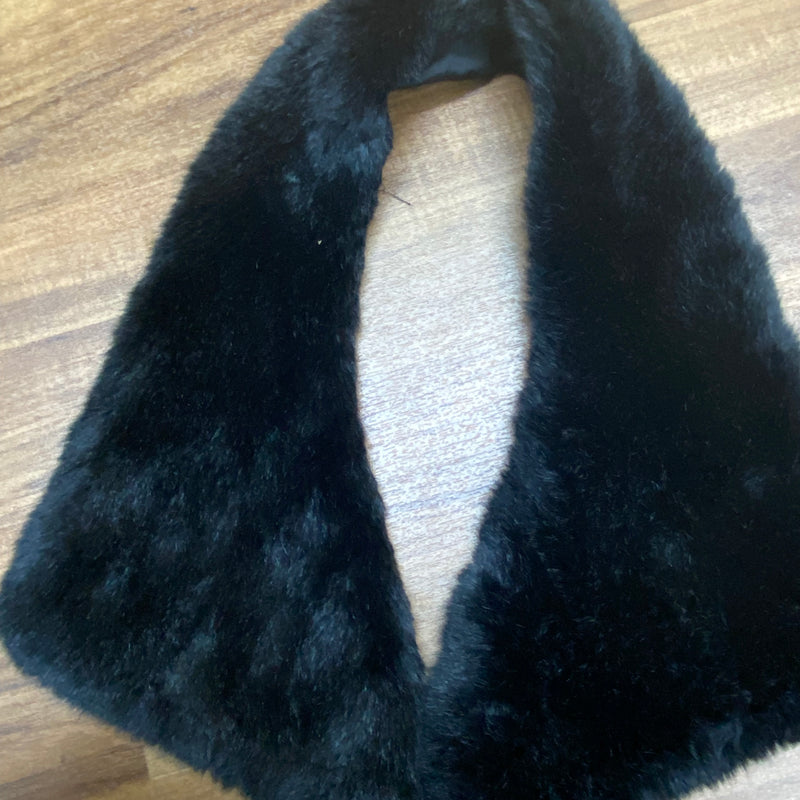 Schwarze Fellstola flach liegend – weicher, dichter Flor