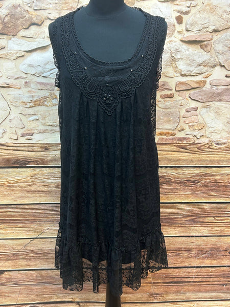 Schwarzes Vintage-Spitzenkleid, Größe L, 80er-Jahre, mit Perlenkragen und Volantsaum, sehr guter Zustand.