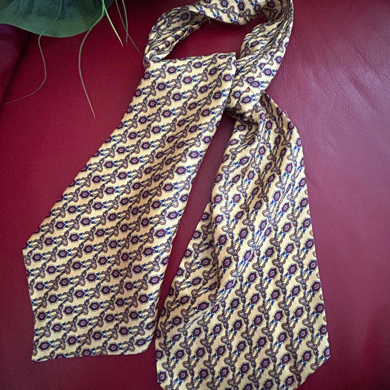 Vintage Seidenkrawatte in Gelb mit Retro-Muster und Pferdemotiv, 20er-Jahre-Stil.