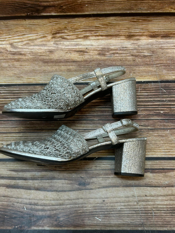 „Seitliche Ansicht der silbernen Retro-Schuhe mit Blockabsatz“