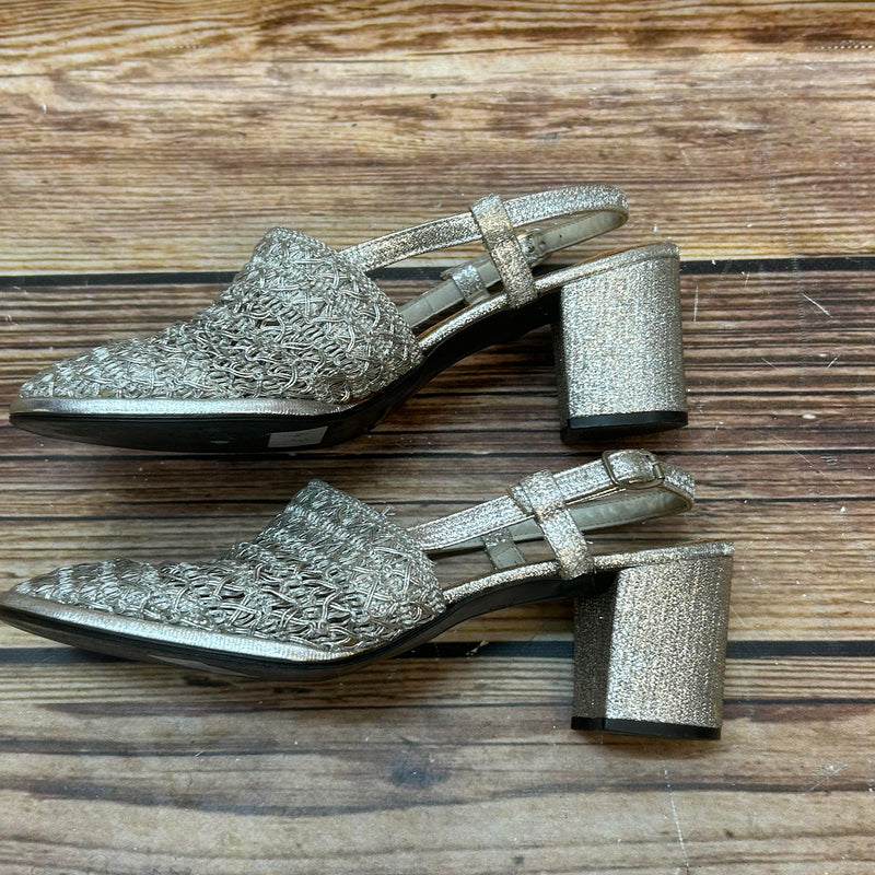 „Seitliche Ansicht der silbernen Retro-Schuhe mit Blockabsatz“