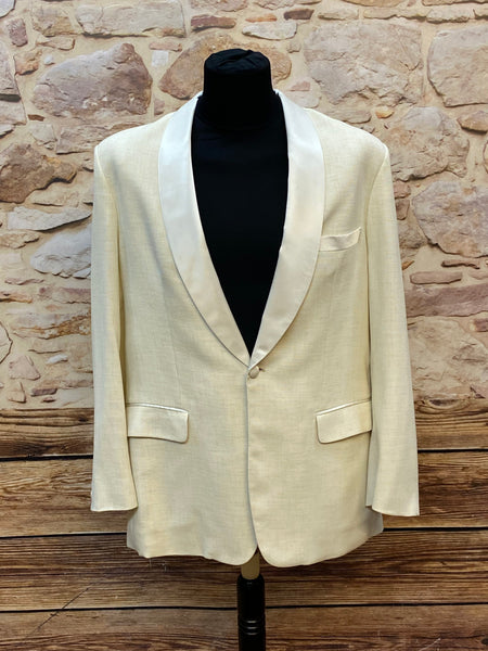 Eleganter cremefarbener Vintage-Smoking-Blazer mit Satin-Revers in Größe 50, ideal für festliche Anlässe.