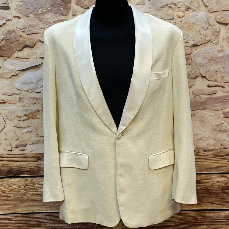 Eleganter cremefarbener Vintage-Smoking-Blazer mit Satin-Revers in Größe 50, ideal für festliche Anlässe.