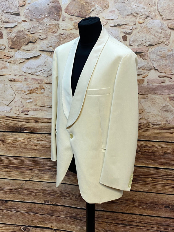 „Dinner Jacket creme Herren seitlich klassische Abendgarderobe“