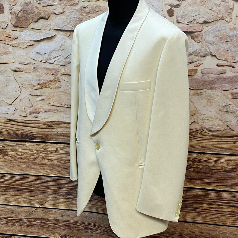 „Dinner Jacket creme Herren seitlich klassische Abendgarderobe“