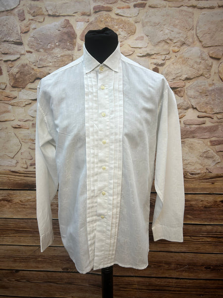 Weißes Vintage-Smokinghemd Casa Moda Nightlife mit Jacquard-Muster, frontal fotografiert.