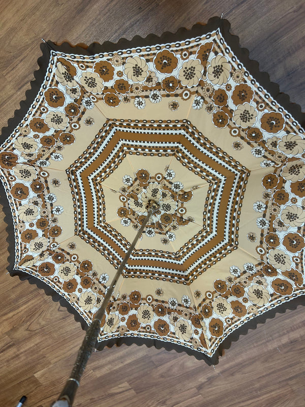 „Geöffneter Vintage Sonnenschirm 1970er mit floralem Muster in Braun, Beige und Weiß“