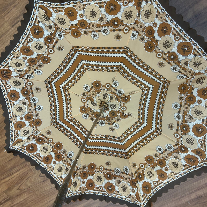 „Geöffneter Vintage Sonnenschirm 1970er mit floralem Muster in Braun, Beige und Weiß“