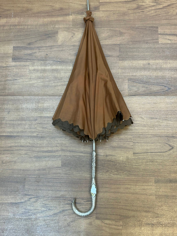 „Vintage Sonnenschirm 1970er mit floralem Retro-Muster in Braun und Beige, geschlossen, ca. 70 cm“