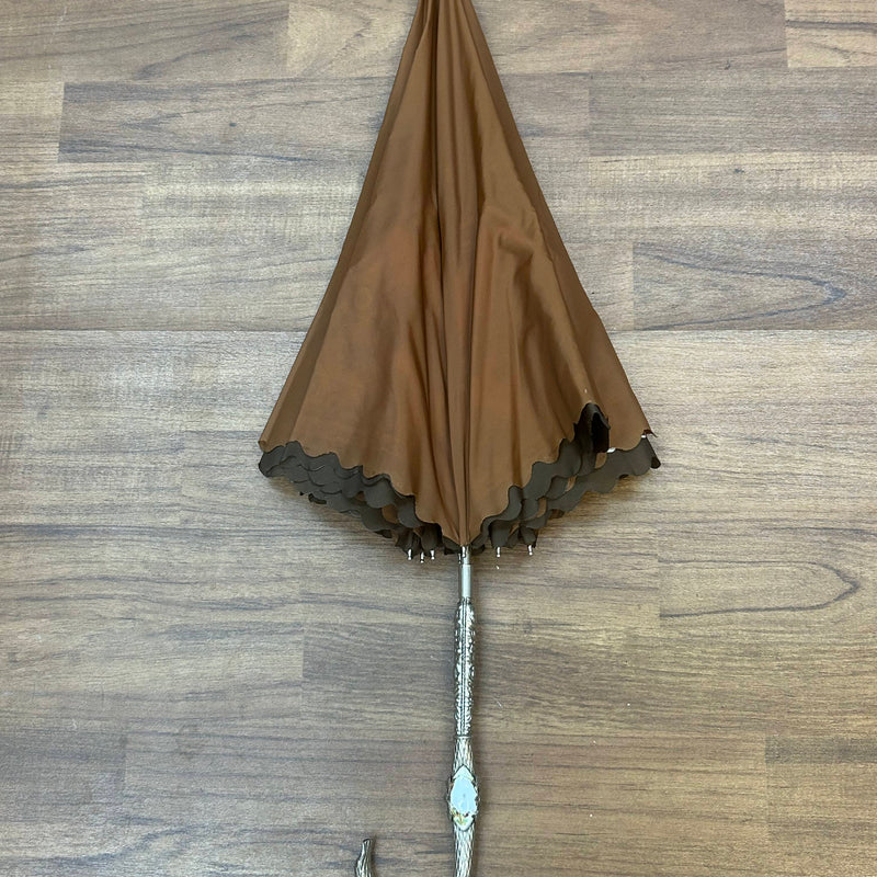 „Vintage Sonnenschirm 1970er mit floralem Retro-Muster in Braun und Beige, geschlossen, ca. 70 cm“