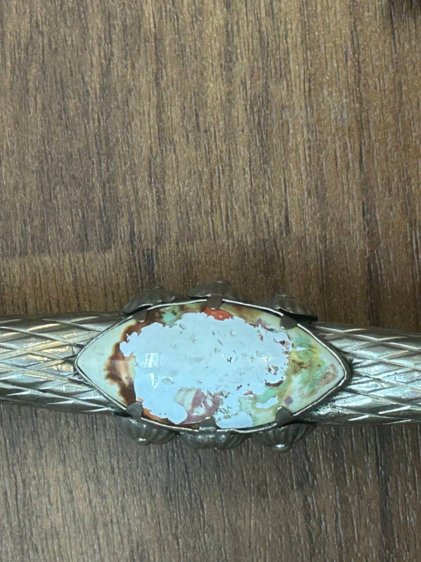 „Nahaufnahme des ornamentierten Schirmgriffs mit Patina, Vintage-Stil 1970er“