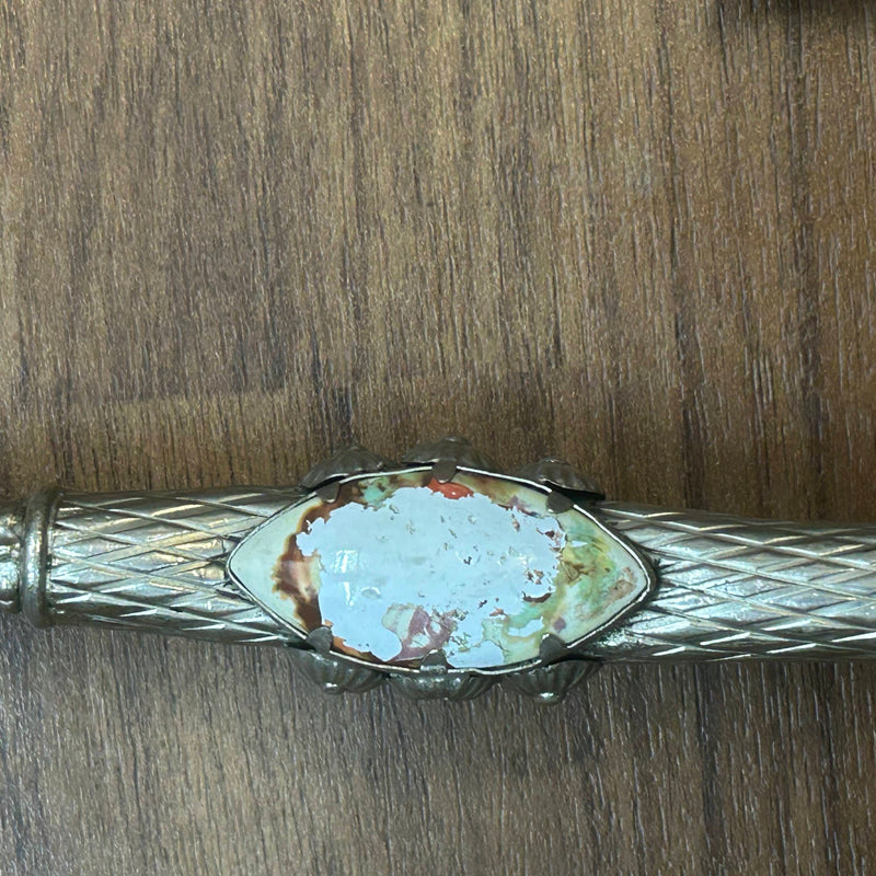 „Nahaufnahme des ornamentierten Schirmgriffs mit Patina, Vintage-Stil 1970er“