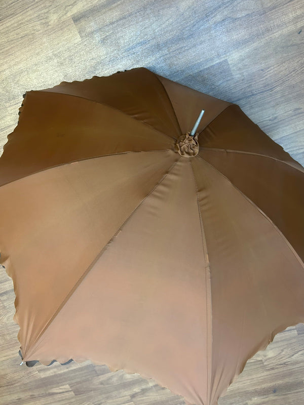 „Geöffneter Vintage Sonnenschirm 1970er mit floralem Muster in Braun, Beige und Weiß“