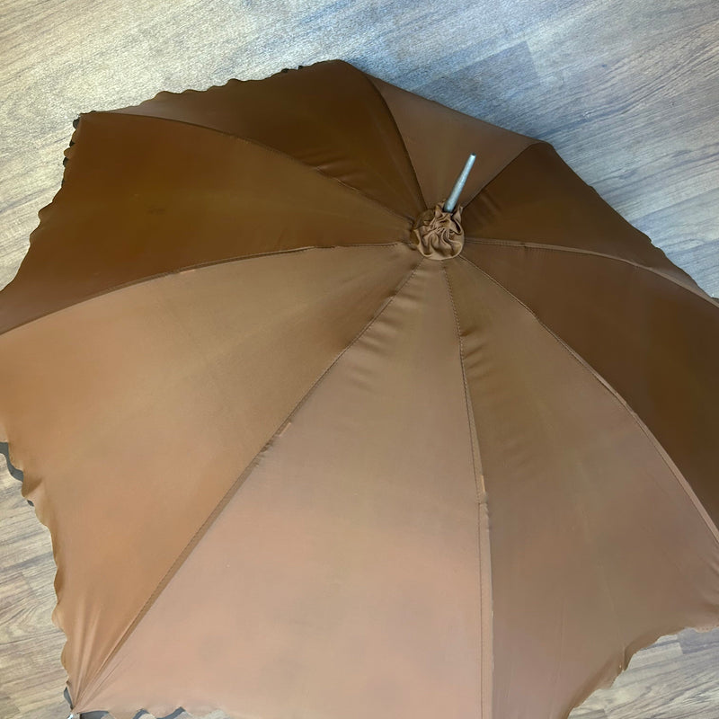 „Geöffneter Vintage Sonnenschirm 1970er mit floralem Muster in Braun, Beige und Weiß“