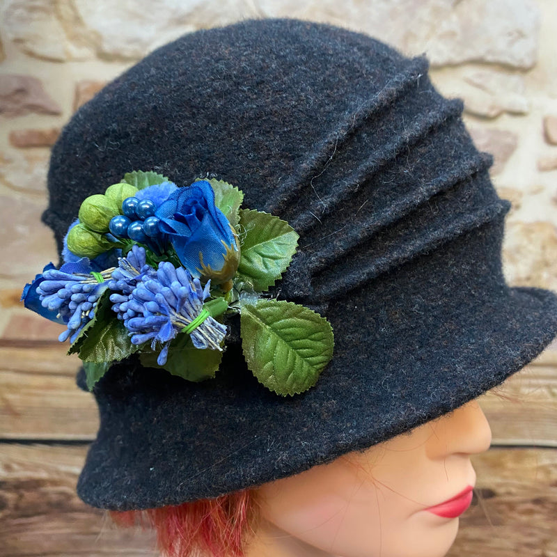 20er Jahre Tageskleid Gr. 40 mit Blumenmuster, Cloche-Hut, Handschuhen und Perlenkette