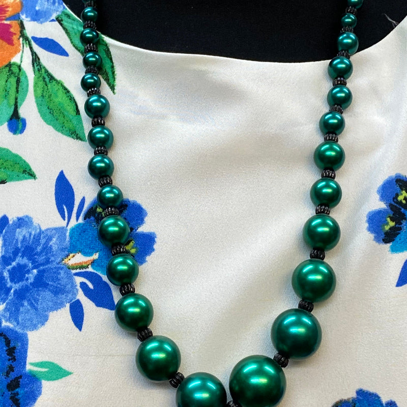 20er Jahre Tageskleid Gr. 40 mit Blumenmuster, Cloche-Hut, Handschuhen und Perlenkette