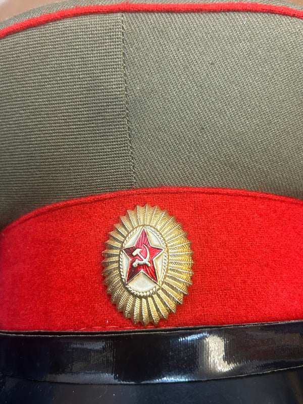 Detail Hammer-und-Sichel-Abzeichen auf der UdSSR Offiziersmütze.