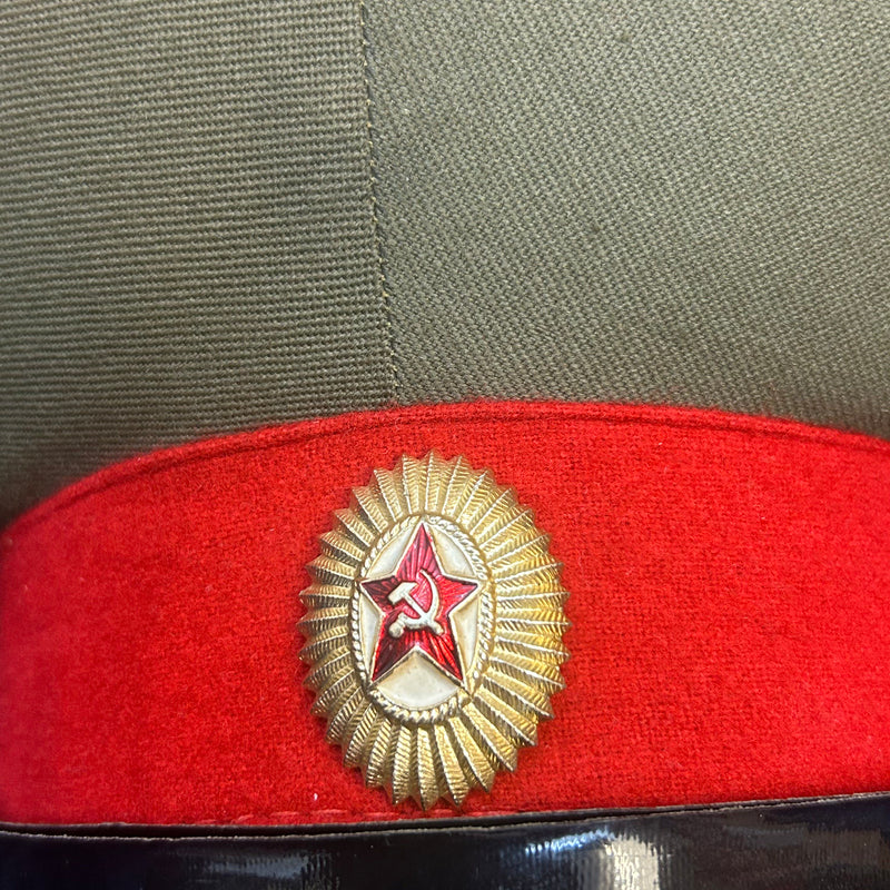 Detail Hammer-und-Sichel-Abzeichen auf der UdSSR Offiziersmütze.