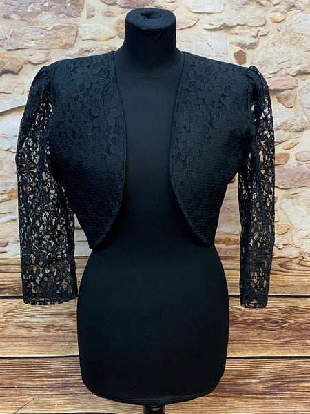 „Schwarzer Vintage Spitzenbolero für Damen, taillenkurz, frontal fotografiert auf Schneiderpuppe“
