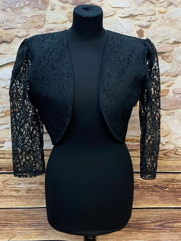 „Schwarzer Vintage Spitzenbolero für Damen, taillenkurz, frontal fotografiert auf Schneiderpuppe“