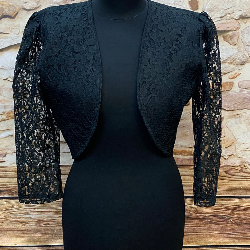 „Schwarzer Vintage Spitzenbolero für Damen, taillenkurz, frontal fotografiert auf Schneiderpuppe“