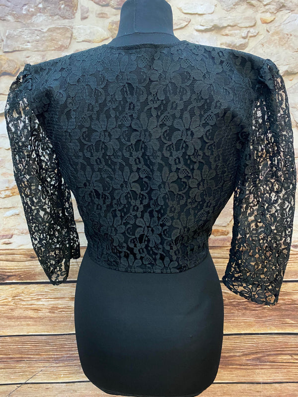 „Rückansicht schwarzer Spitzenbolero im Vintage Stil mit transparentem Spitzenstoff“