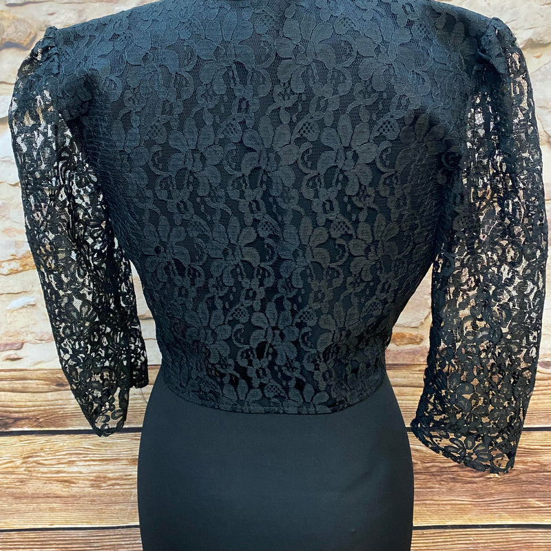 „Rückansicht schwarzer Spitzenbolero im Vintage Stil mit transparentem Spitzenstoff“