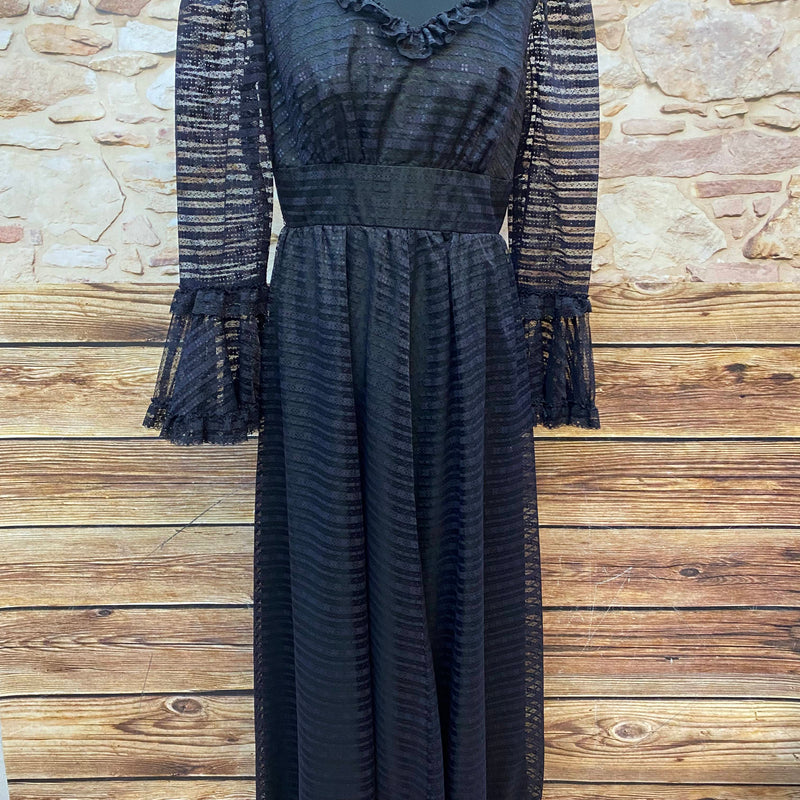 Schwarzes Vintage Spitzen-Maxikleid mit Rüschen und Volantärmeln, Gr. 40