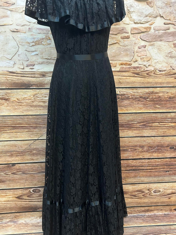 Schwarzen Vintage Spitzen-Maxikleids mit schulterfreiem Carmen-Ausschnitt, Satinrüschen und Stufenrock 