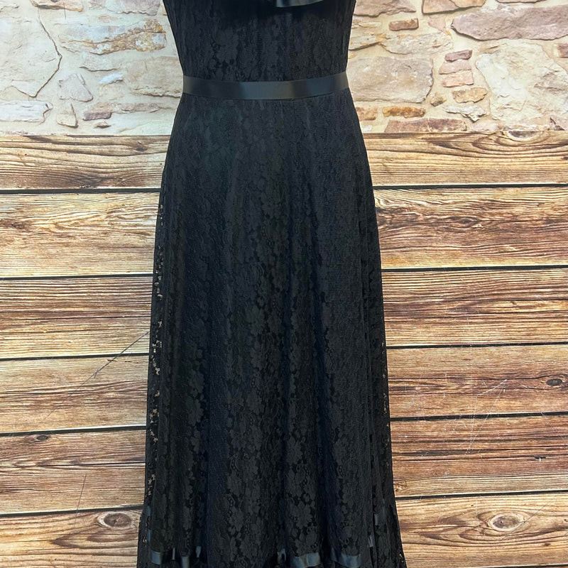 Schwarzen Vintage Spitzen-Maxikleids mit schulterfreiem Carmen-Ausschnitt, Satinrüschen und Stufenrock 
