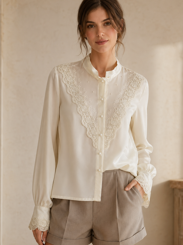 „Vintage Spitzenbluse in Cremeweiß mit Perlenknöpfen und langen Ärmeln mit Model“