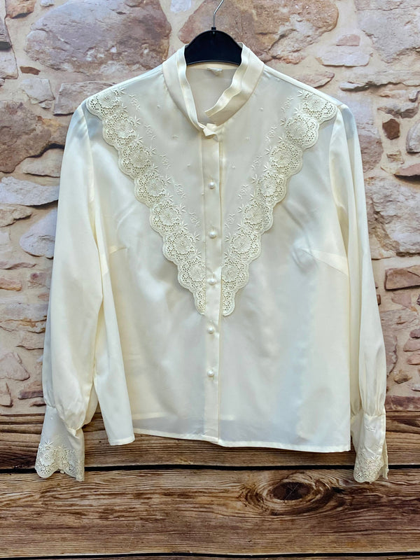 „Vintage Spitzenbluse in Cremeweiß mit Perlenknöpfen und langen Ärmeln“
