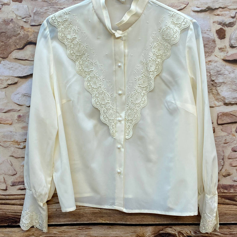 „Vintage Spitzenbluse in Cremeweiß mit Perlenknöpfen und langen Ärmeln“