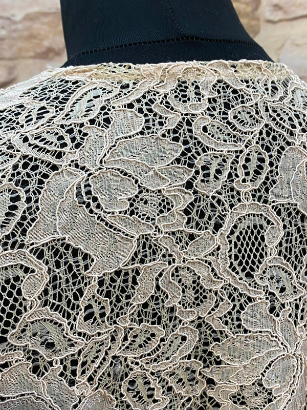 „Detailaufnahme Vintage Spitzenbolero florales Spitzenmuster creme“
