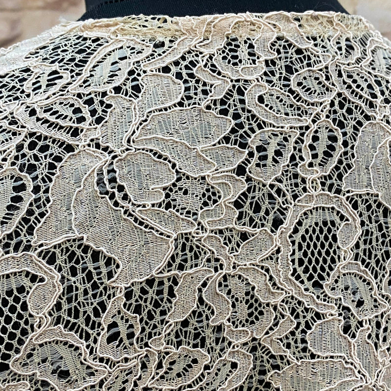 „Detailaufnahme Vintage Spitzenbolero florales Spitzenmuster creme“