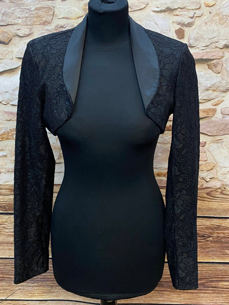 „Schwarzer Vintage Spitzen-Bolero für Damen, Vorderansicht auf Schneiderpuppe“