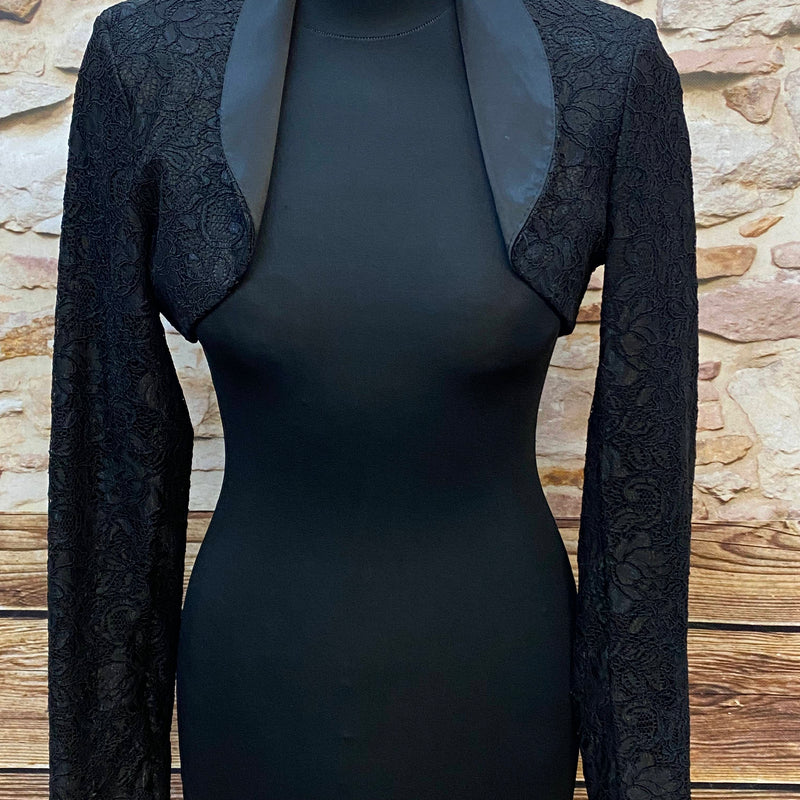 „Schwarzer Vintage Spitzen-Bolero für Damen, Vorderansicht auf Schneiderpuppe“