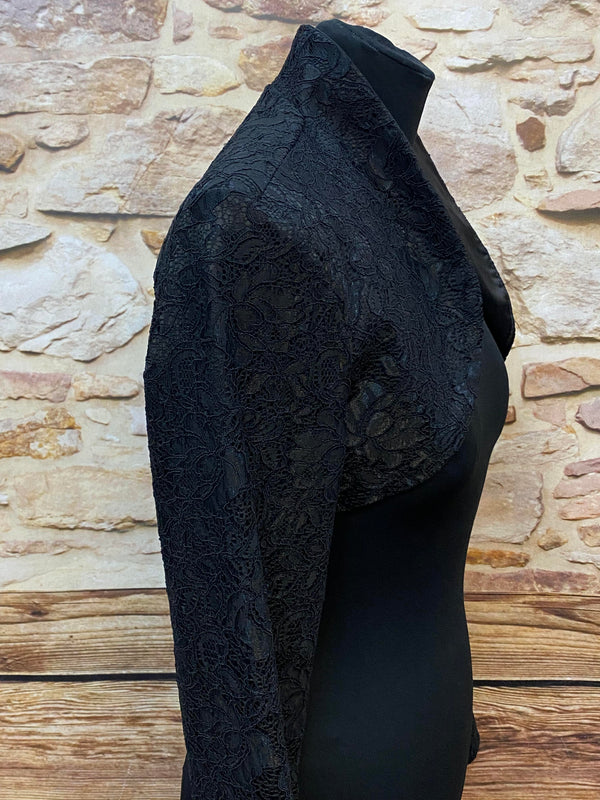 „Schwarzer Damen-Bolero aus Spitze mit satiniertem Revers, Seitenansicht“