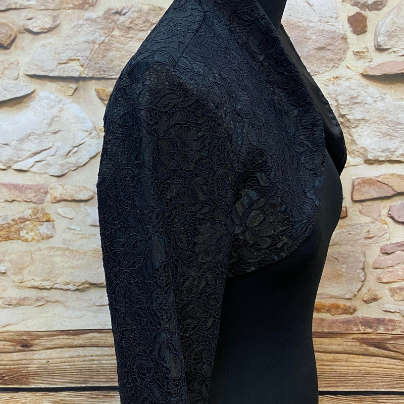 „Schwarzer Damen-Bolero aus Spitze mit satiniertem Revers, Seitenansicht“