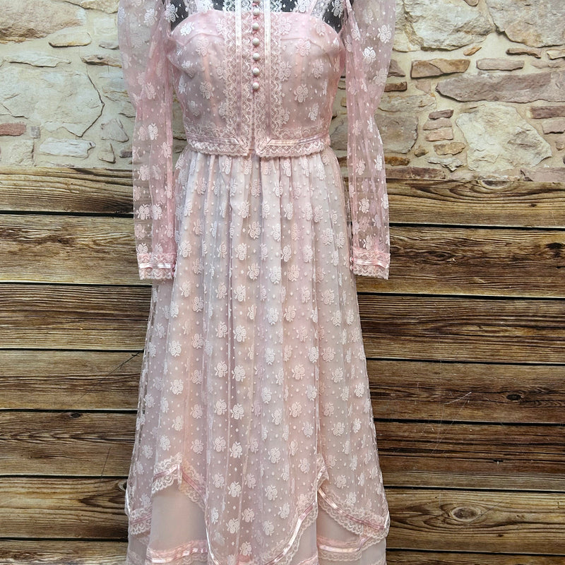 Rosafarbenes zweiteiliges Vintage Spitzen-Maxikleid mit besticktem Tüllrock, passenden Bolero mit Puffärmeln und Spitzenknöpfen