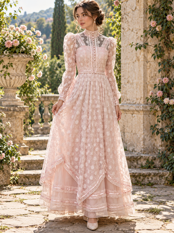 Langes rosafarbenes Vintage Spitzenkleid mit Stehkragen, langen transparenten Ärmeln und romantischem Volantrock