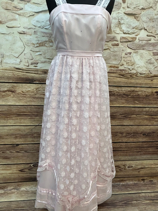 Rosafarbenes zweiteiliges Vintage Spitzen-Maxikleid mit besticktem Tüllrock, mit Puffärmeln und Spitzenknöpfen